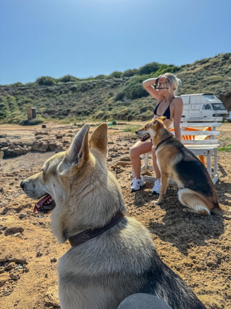 Lia Engel und ihre zwei süßen Hunde